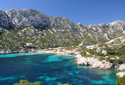 Balade en mer dans la Calanque de Sormiou à bord d'un bateau de location de LocBateau Cassis